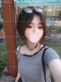 皮膚白，妹妹會穿搭，不土氣喲