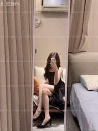 在姐妹店裏工作，是一位美睫師
