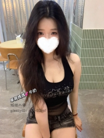 秋月：157/43/C+22歲  在唸書，家裏條件不好，需要出來賺錢