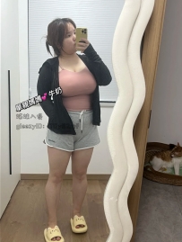 久久：158/60/G/22歲  奶子夾棒吹，極品視覺震撼