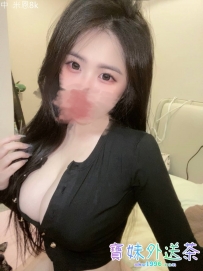 天然巨乳，皮膚很白皙，顔值是清純可愛類型的