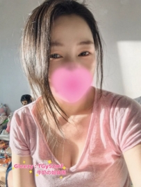 #高雄 球球：160/53/E/34歲 白皙透亮的肌膚搭配柔順長髮，五官