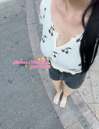 #雙北 悠悠：160/47/E/28歲 深V洋裝正妹，彎腰時直接投懷送抱 #